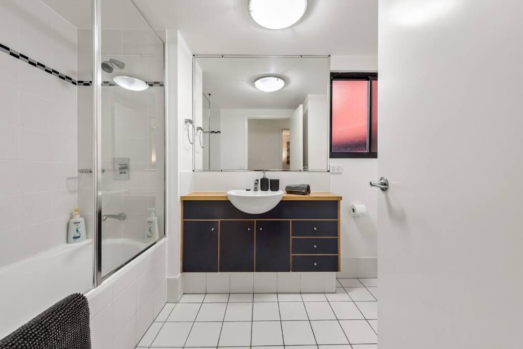 Living - 10mins Cbd - 2bed / 2bath / 1car *