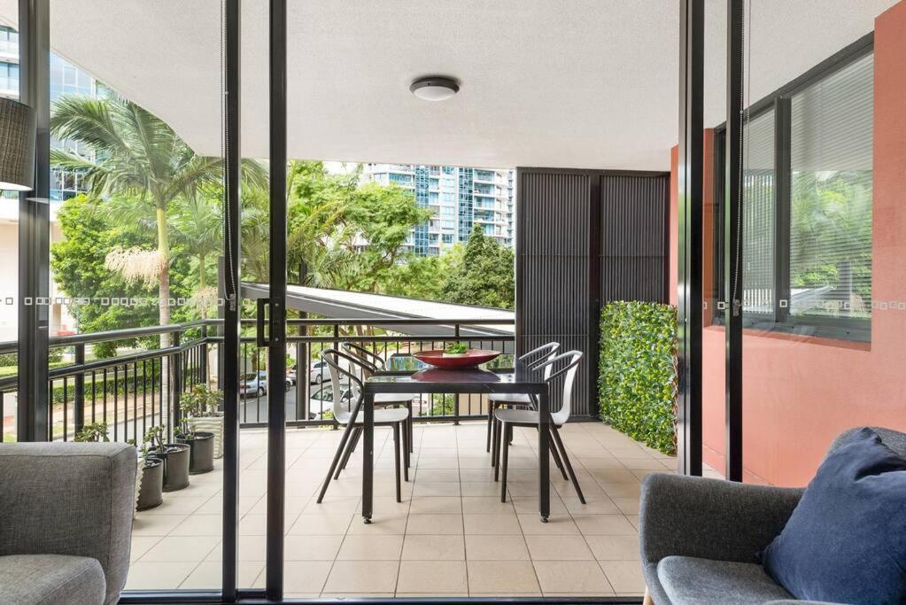 Apartment Living - 10mins Cbd - 2bed / 2bath / 1car Brisbane