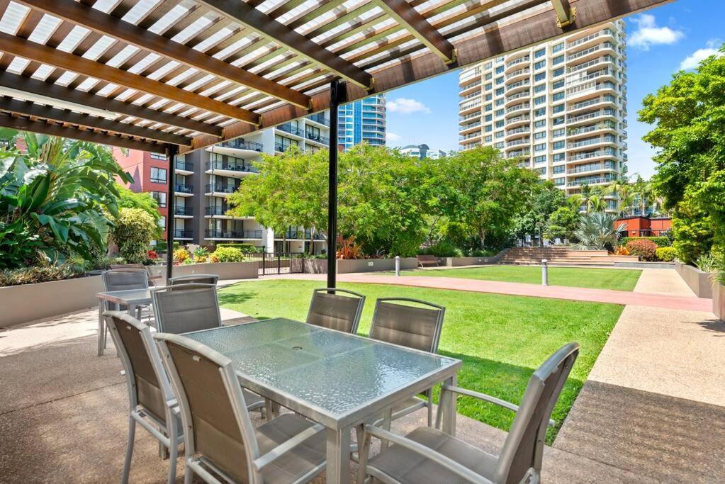 Apartment Living - 10mins Cbd - 2bed / 2bath / 1car
