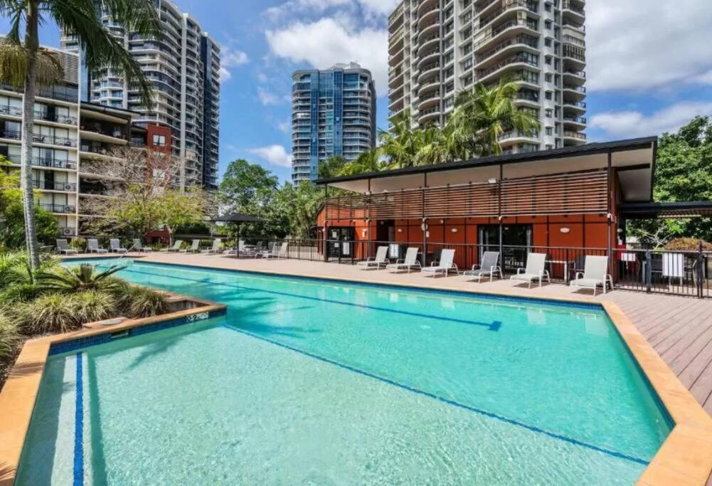 Living - 10mins Cbd - 2bed / 2bath / 1car *