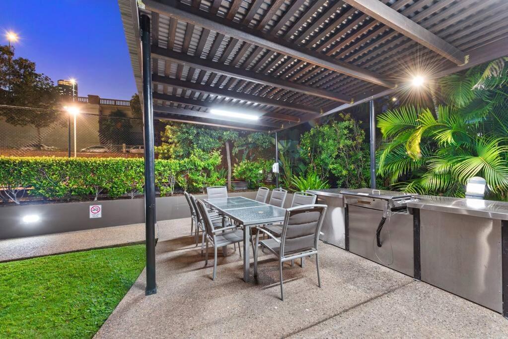 Apartment Living - 10mins Cbd - 2bed / 2bath / 1car