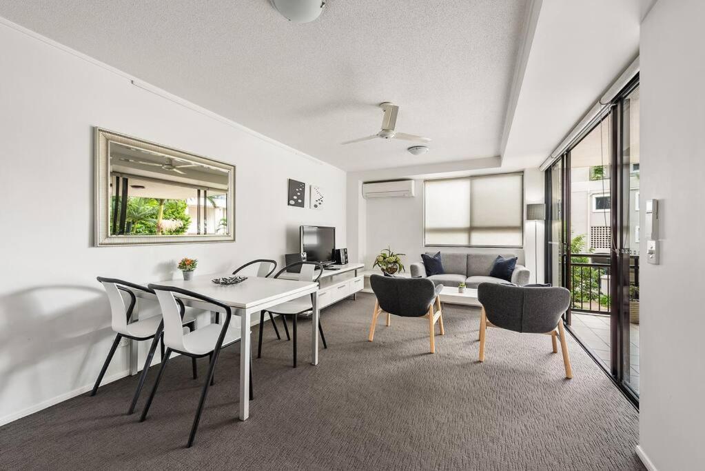 Apartment Living - 10mins Cbd - 2bed / 2bath / 1car *