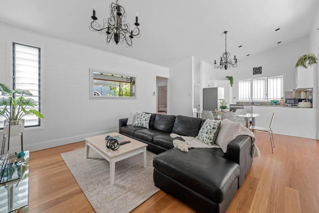 Casa de férias Contemporary Character! 3bed/1.5bath/1car~new Farm