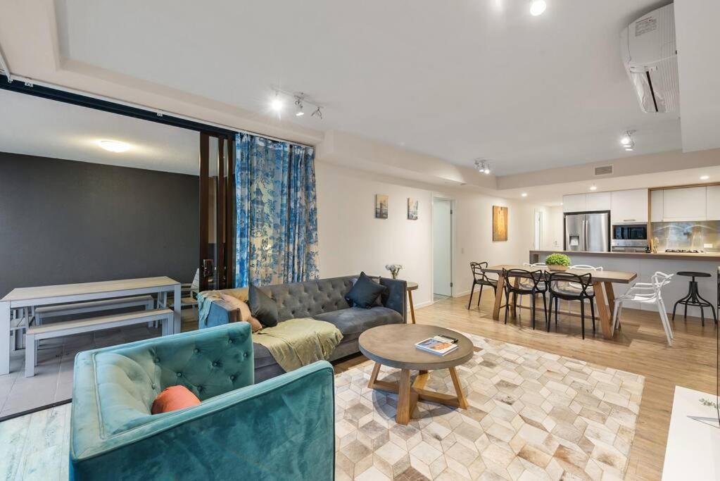 South Bank Stunner! ~ 3 Bed/2 Bath/1car/views * Brisbane