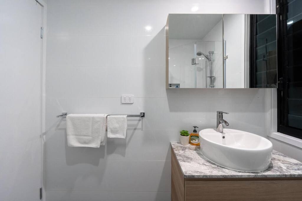 Relaxation 2br/1.5ba House W Parking Near Beach * Brisbane