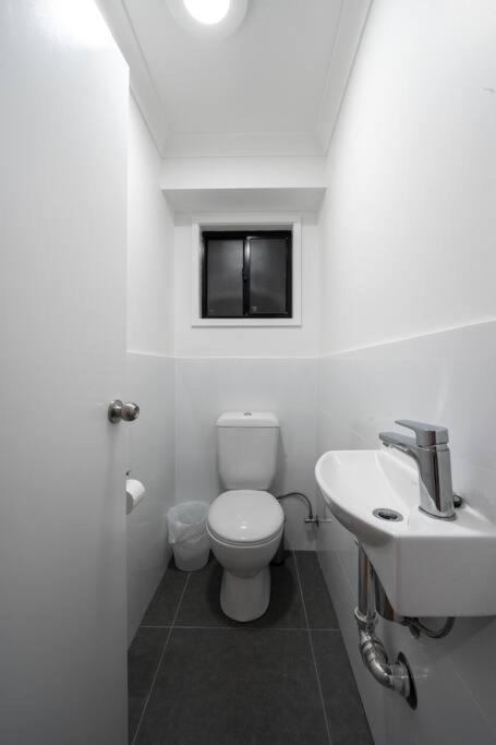 Relaxation 2br/1.5ba House W Parking Near Beach Brisbane