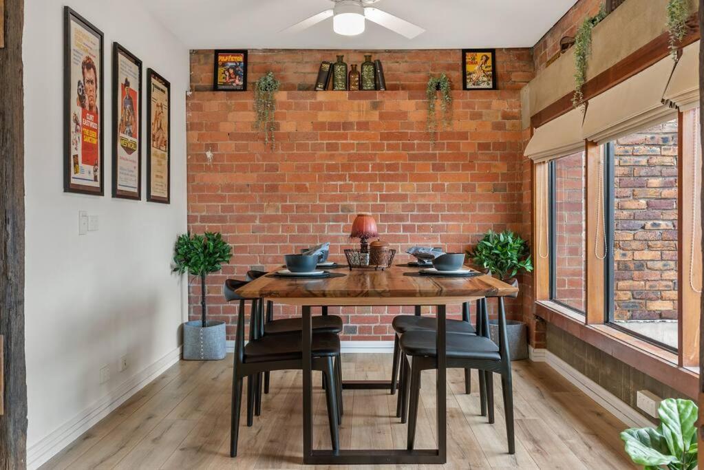 Iconic Warehouse Apartment~cbdedge~2bed/2bath/1car Brisbane