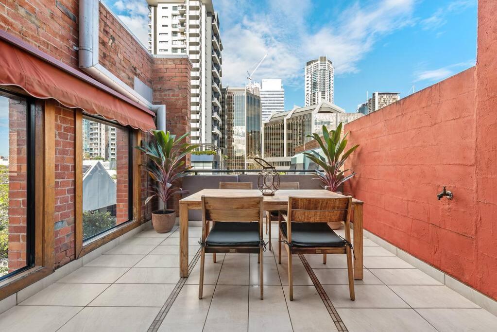 Apartment Iconic Warehouse Apartment~cbdedge~2bed/2bath/1car