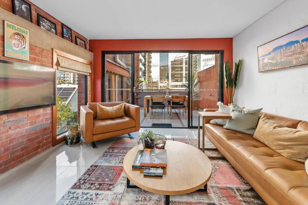 Iconic Warehouse Apartment~cbdedge~2bed/2bath/1car *