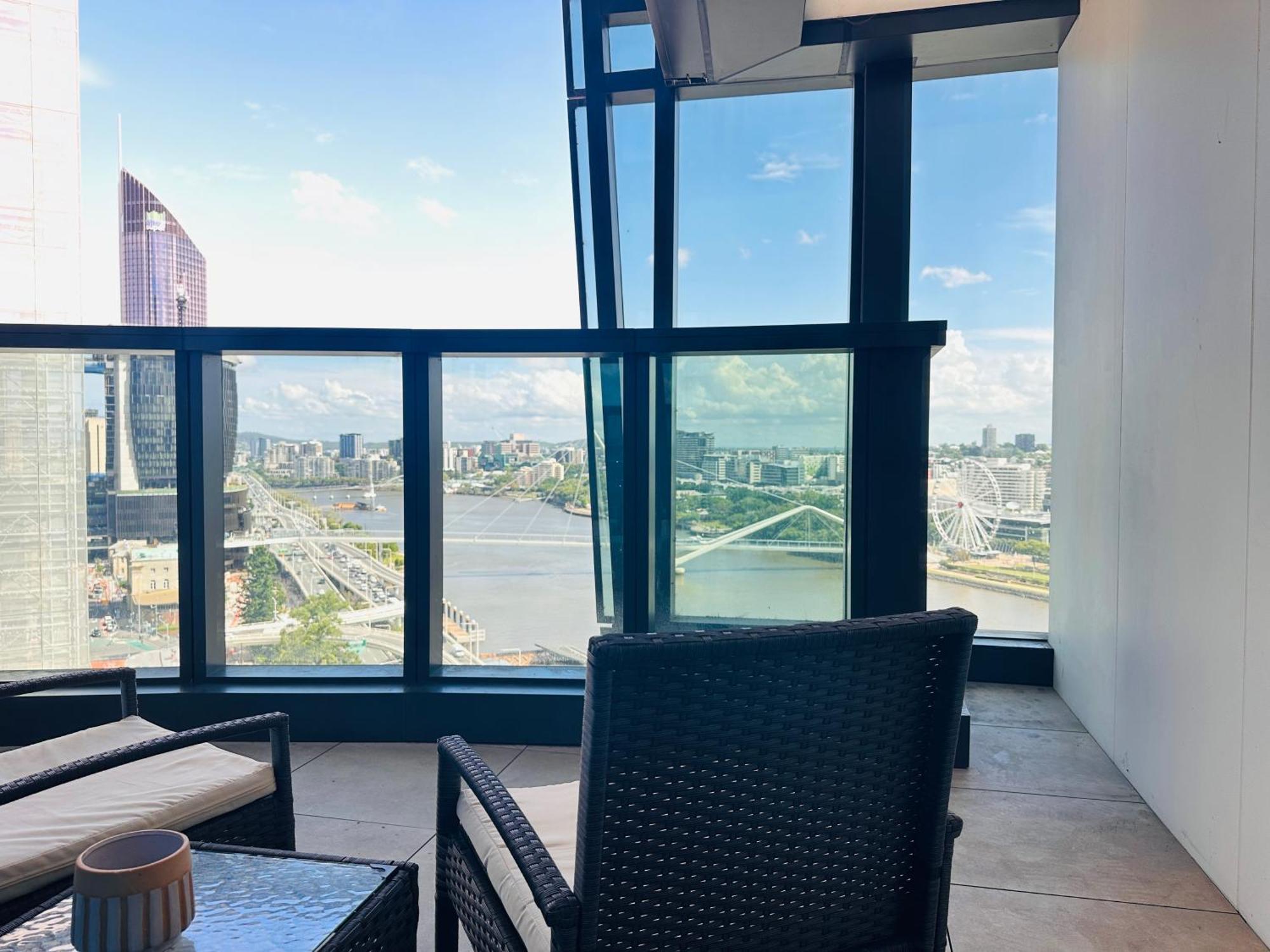 Eyes On The Fireworks Lux Riverfront 2kingbed Apartment
