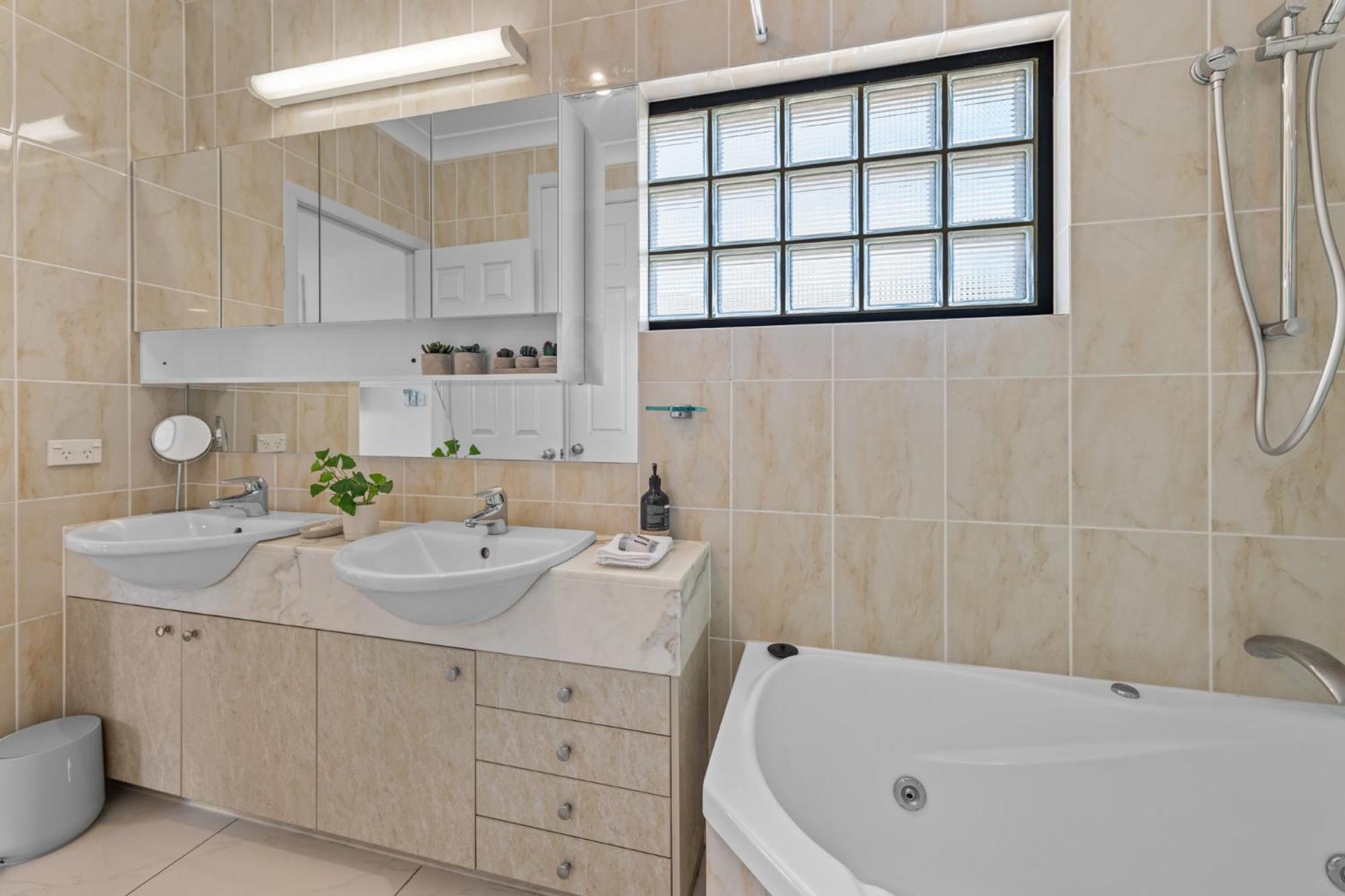 Luxury 2-bed Penthouse With Private Rooftop Apartment