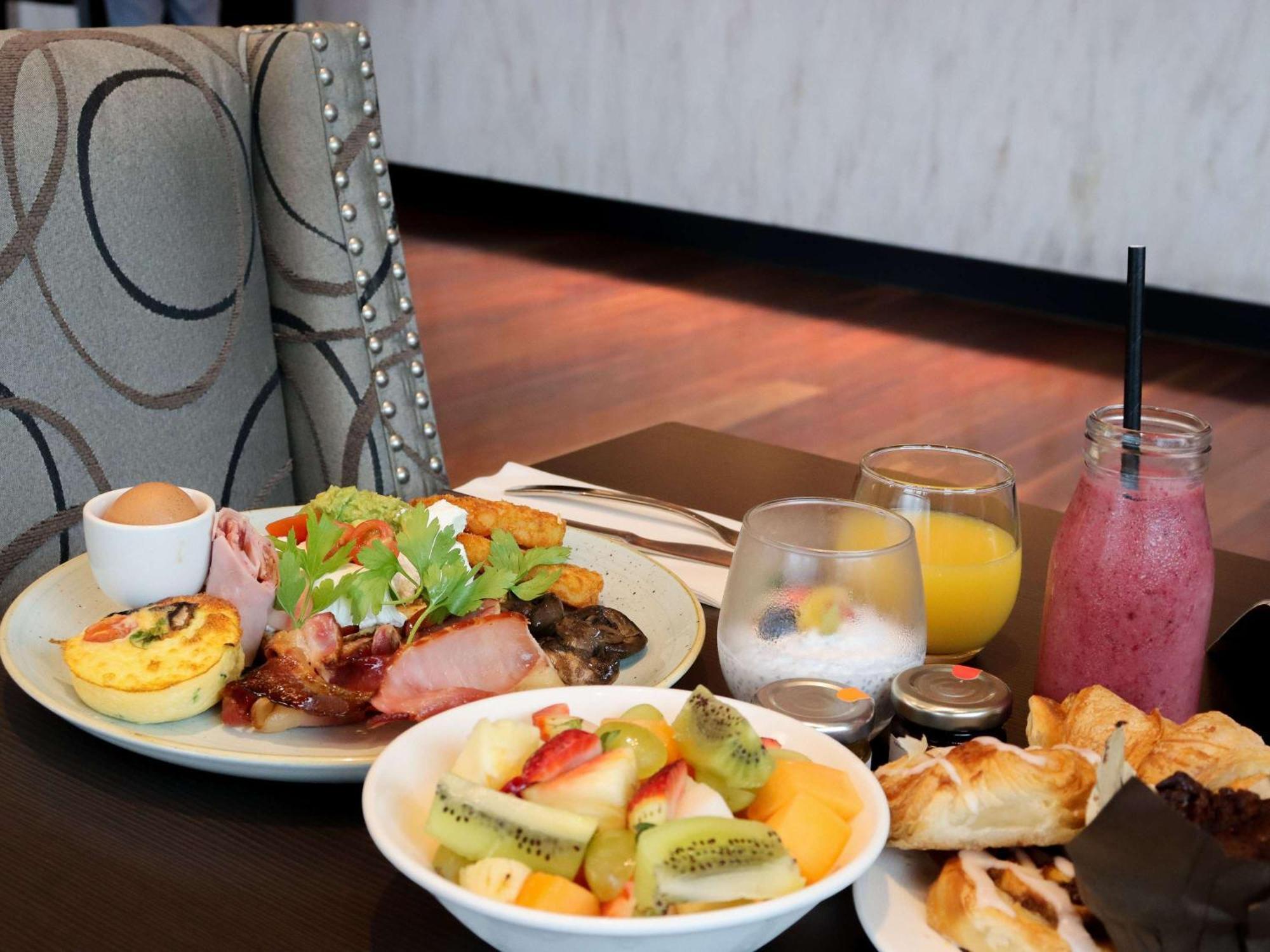 Pullman Airport Hotel 5*