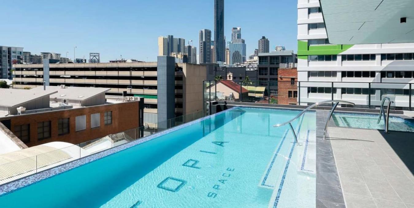 Heart Of The Valley Chic High Level 2br *
