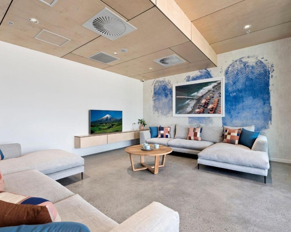 Explore Bne From Our Cute 1-bed In South Apartment Brisbane
