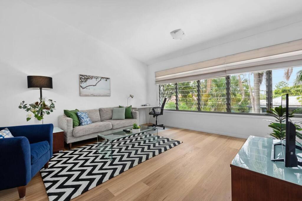 Terrific Townhouse! 2bed/2bath/courtyard/1car Apartment