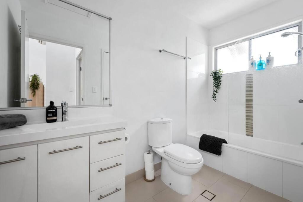 Apartment Terrific Townhouse! 2bed/2bath/courtyard/1car Brisbane