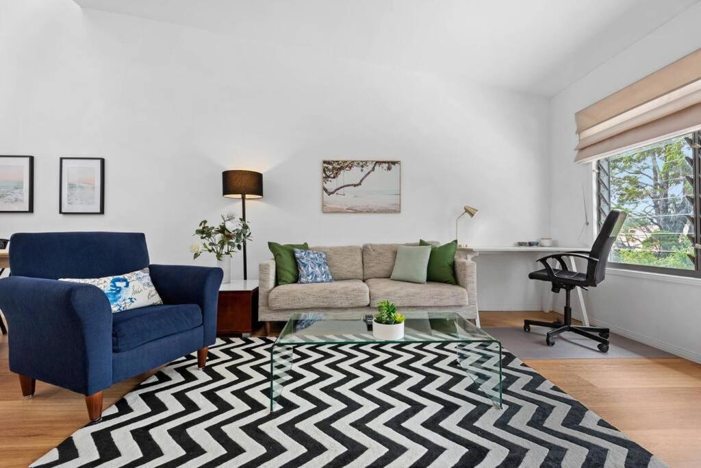 Terrific Townhouse! 2bed/2bath/courtyard/1car Brisbane