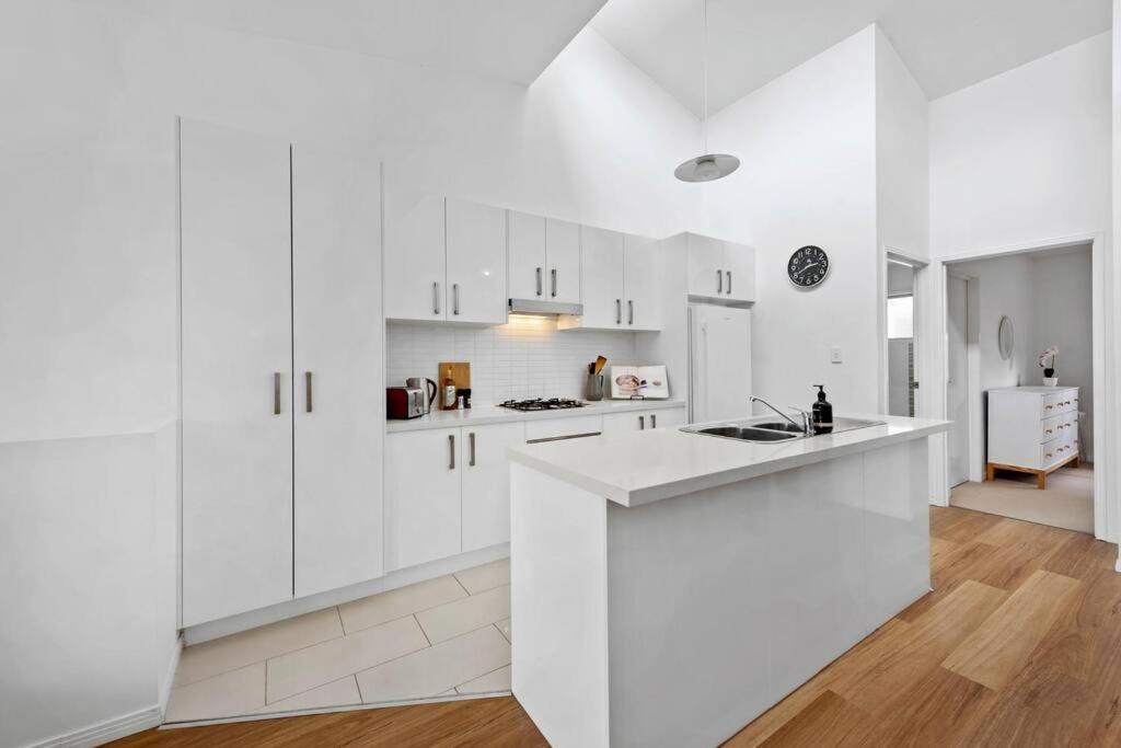Terrific Townhouse! 2bed/2bath/courtyard/1car Apartment Brisbane