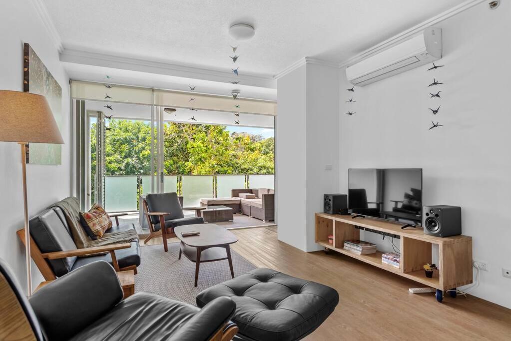 Spacious & Peaceful! 1bed/2bath/1car ~ Cbd