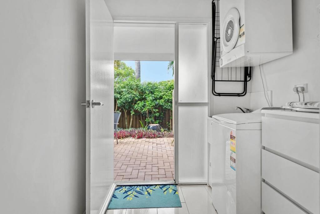 Terrific Townhouse! 2bed/2bath/courtyard/1car Apartment