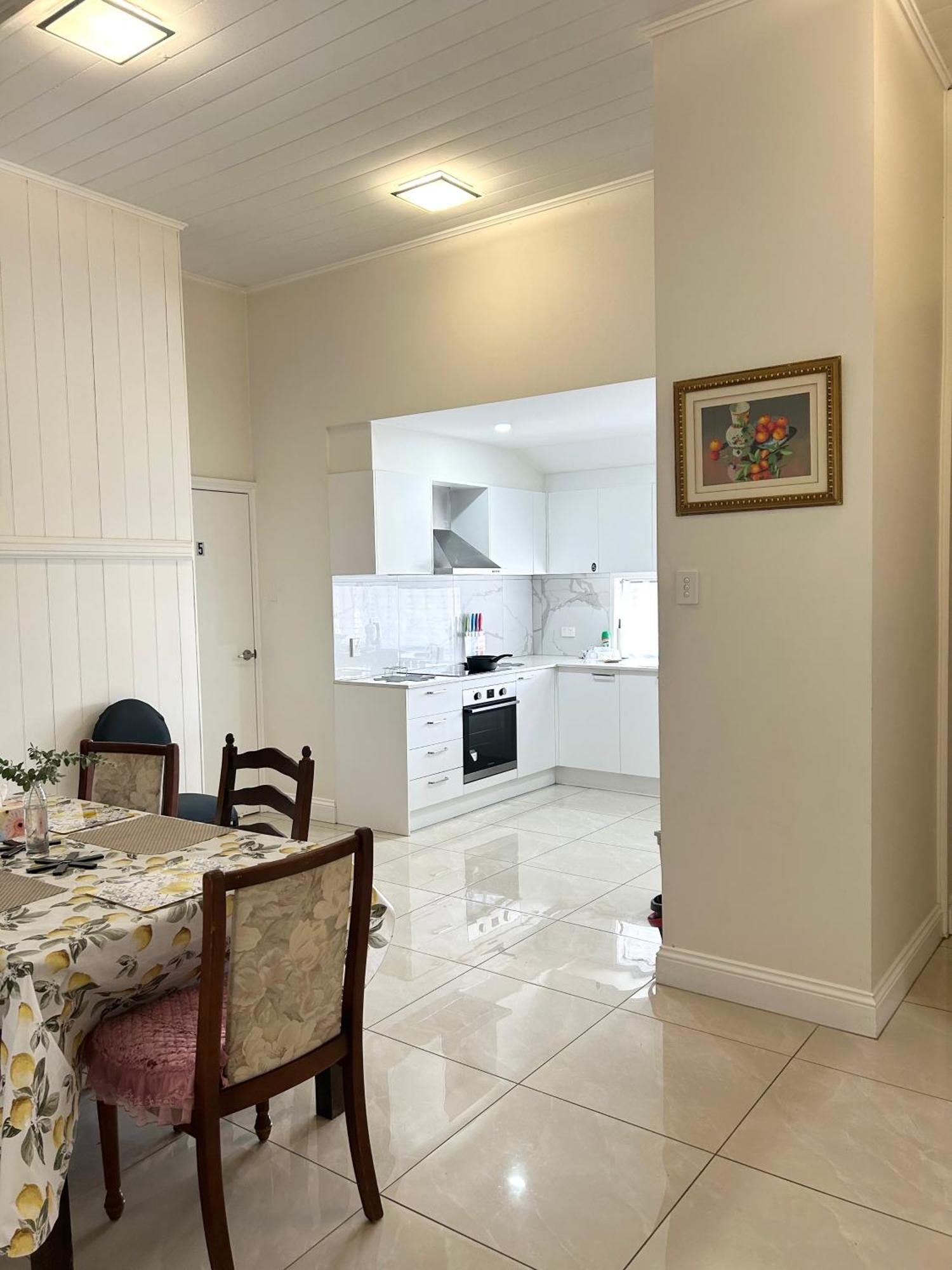 Guest house 26 Gladstone Rd Highgate Hill