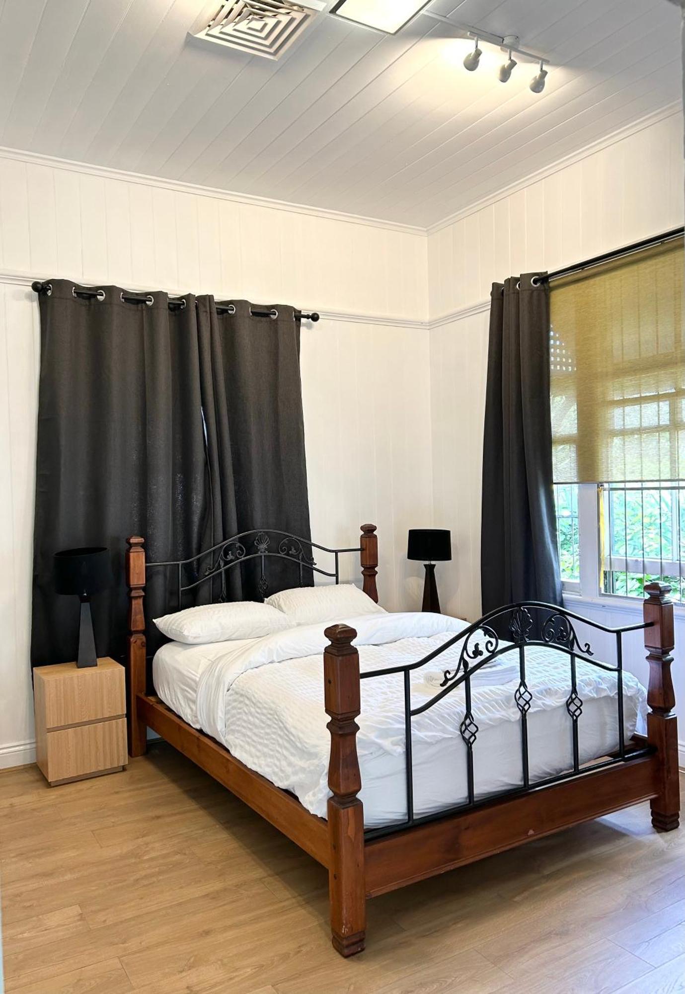 Guest house 26 Gladstone Rd Highgate Hill