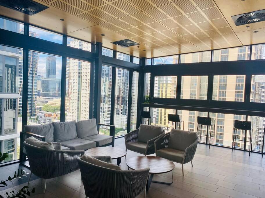 Apartment Luxury And Convenient Unit In South