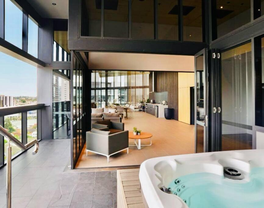 Apartment Luxury And Convenient Unit In South Brisbane