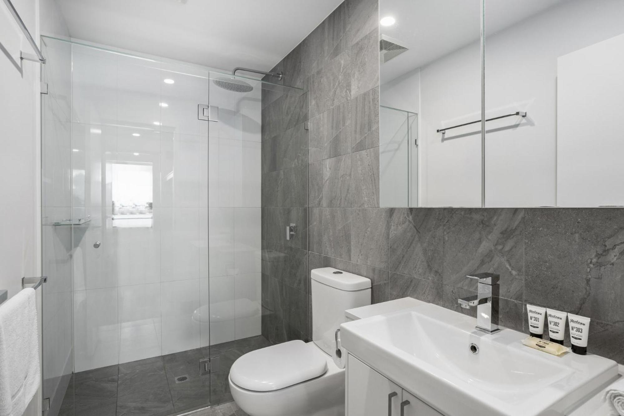 Sleek 2-bed With Balcony And Communal Bbq Area Duplicate Brisbane