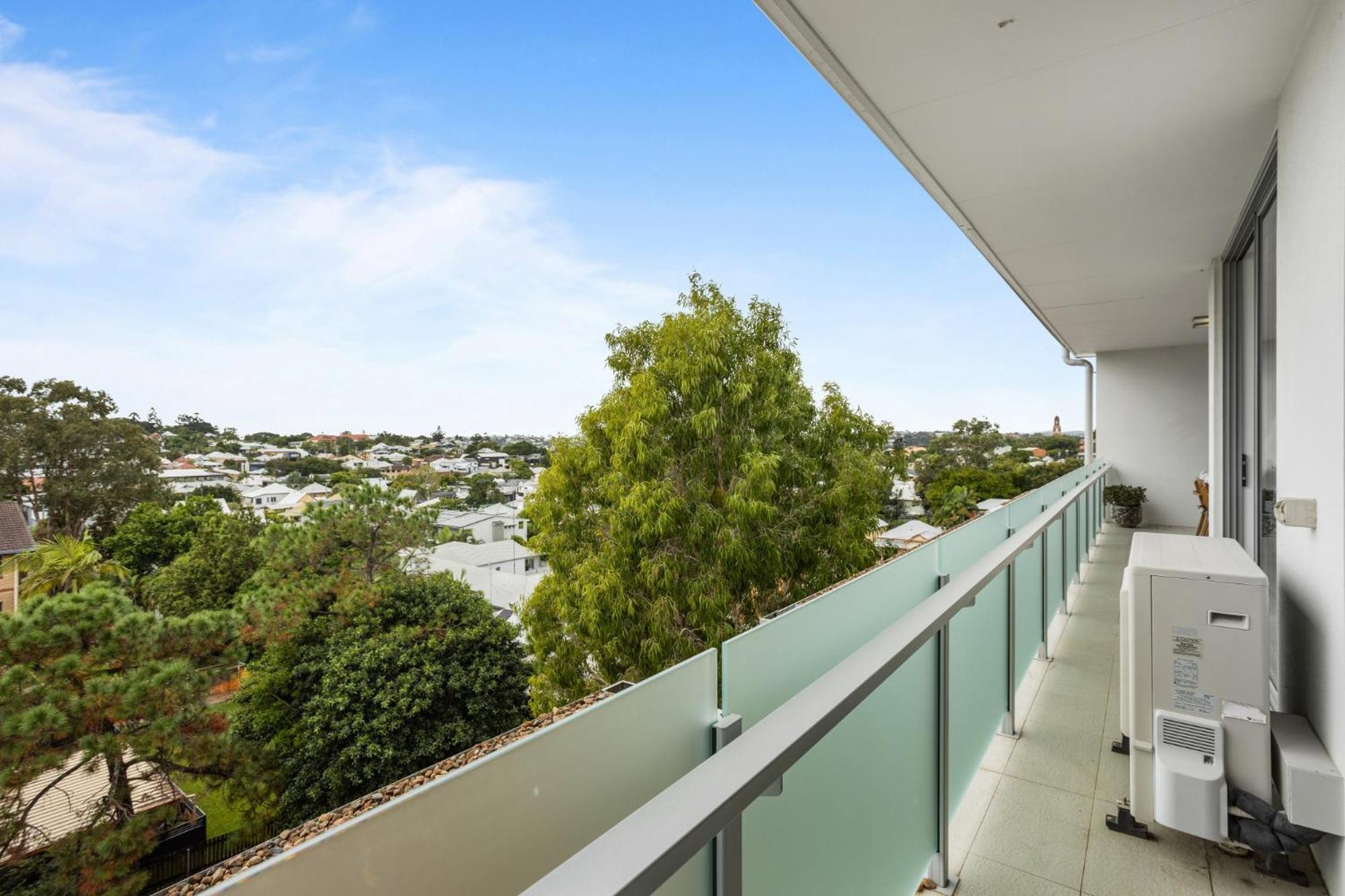 Sleek 2-bed With Balcony And Communal Bbq Area Duplicate Apartment Brisbane