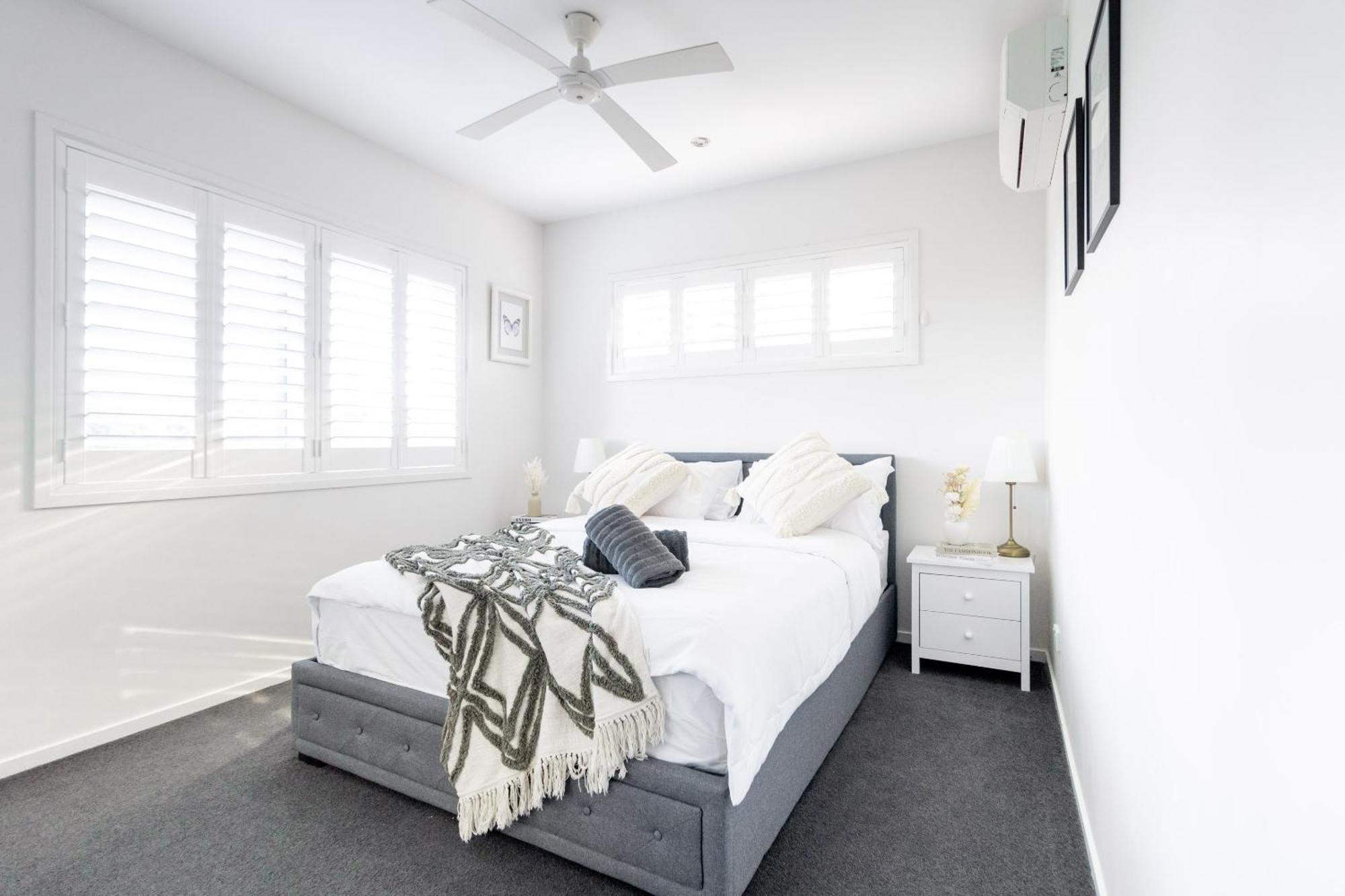 Beautiful Modern 3 Bedroom Family Sleeps 6 Apartment *