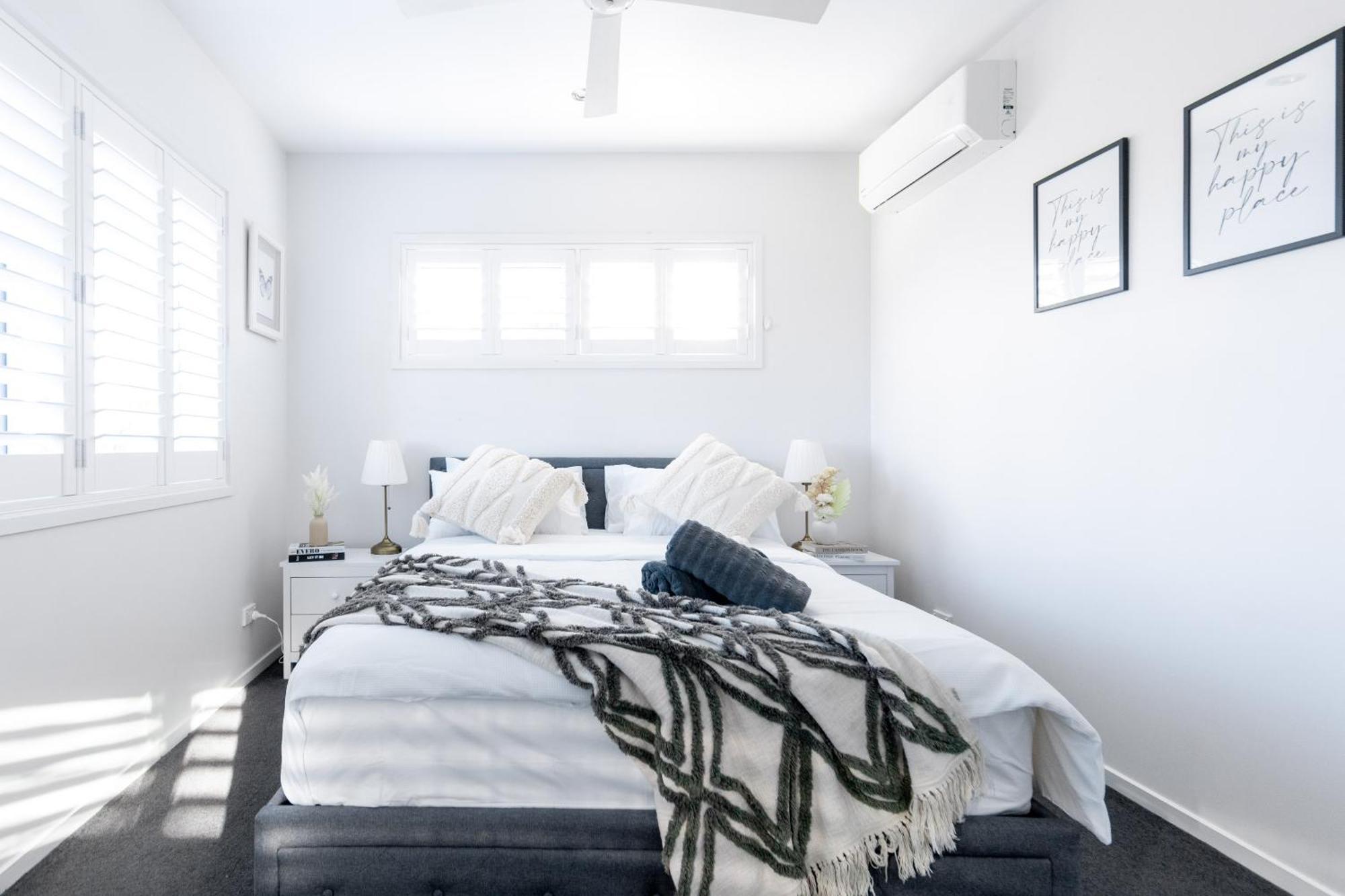 Beautiful Modern 3 Bedroom Family Sleeps 6 Apartment *