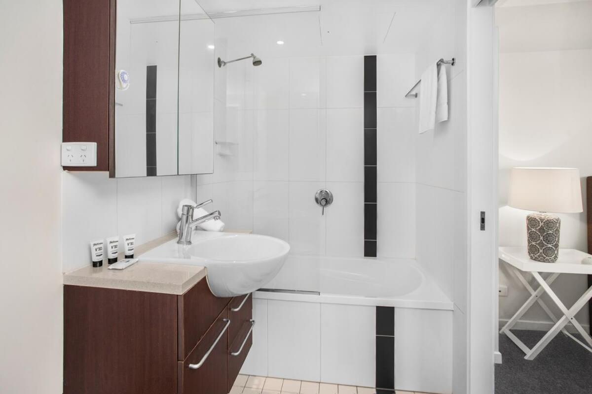 Apartment 2-bed Near Cbd With Pool Sauna & Bbq