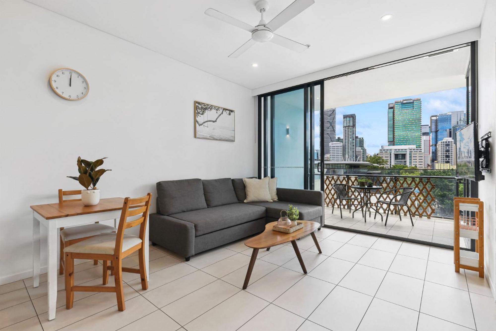 Stunning City Views 2-bed With Pool, Gym & Bbq Apartment *