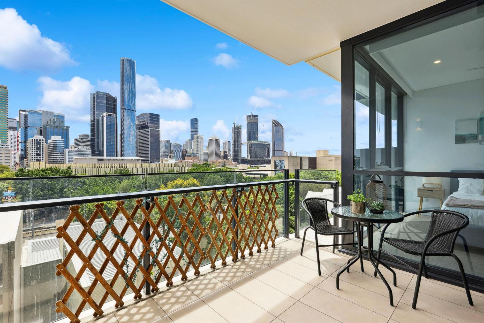 Stunning City Views 2-bed With Pool, Gym & Bbq *