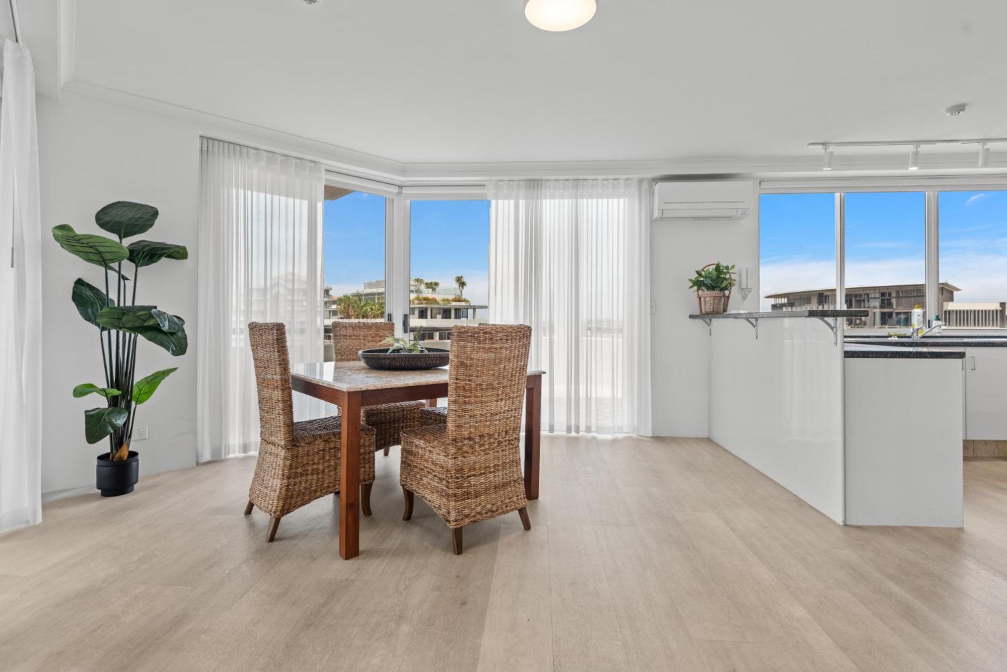 Lavish 3-bed With Wraparound Balcony And Pool * Brisbane
