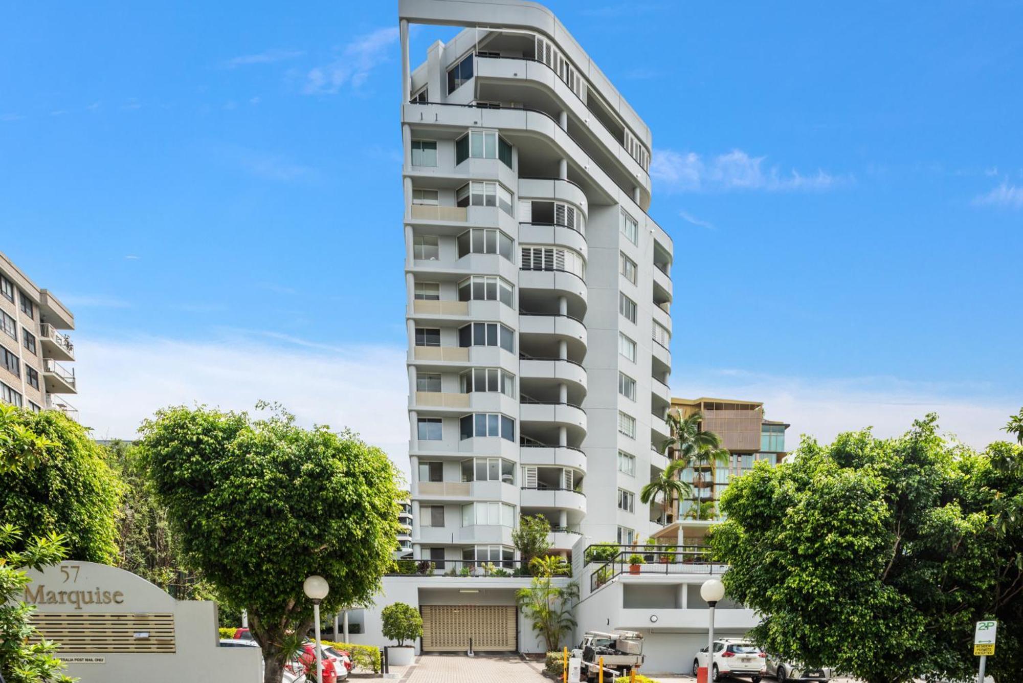 Lavish 3-bed With Wraparound Balcony And Pool