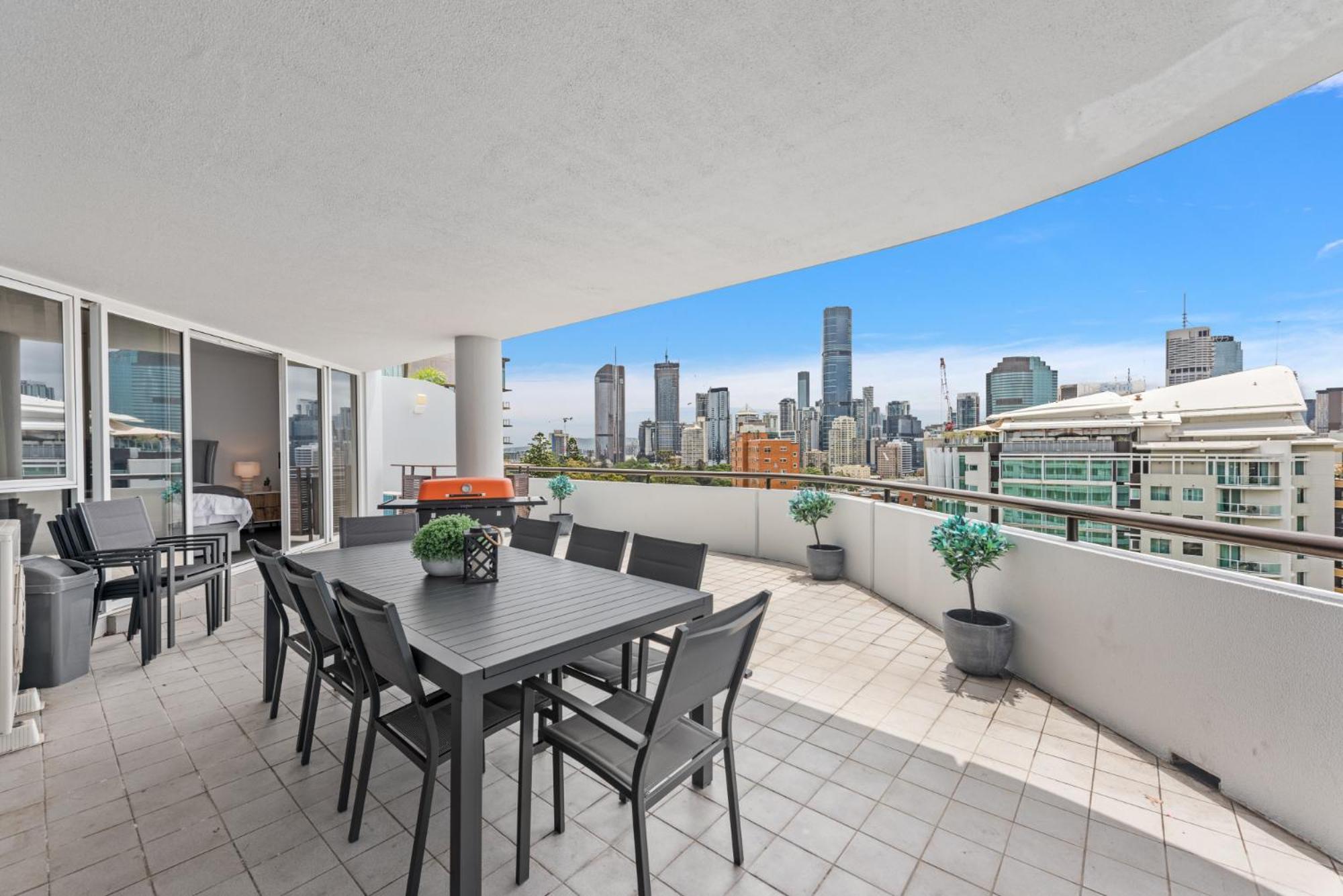 Lavish 3-bed With Wraparound Balcony And Pool Apartment *