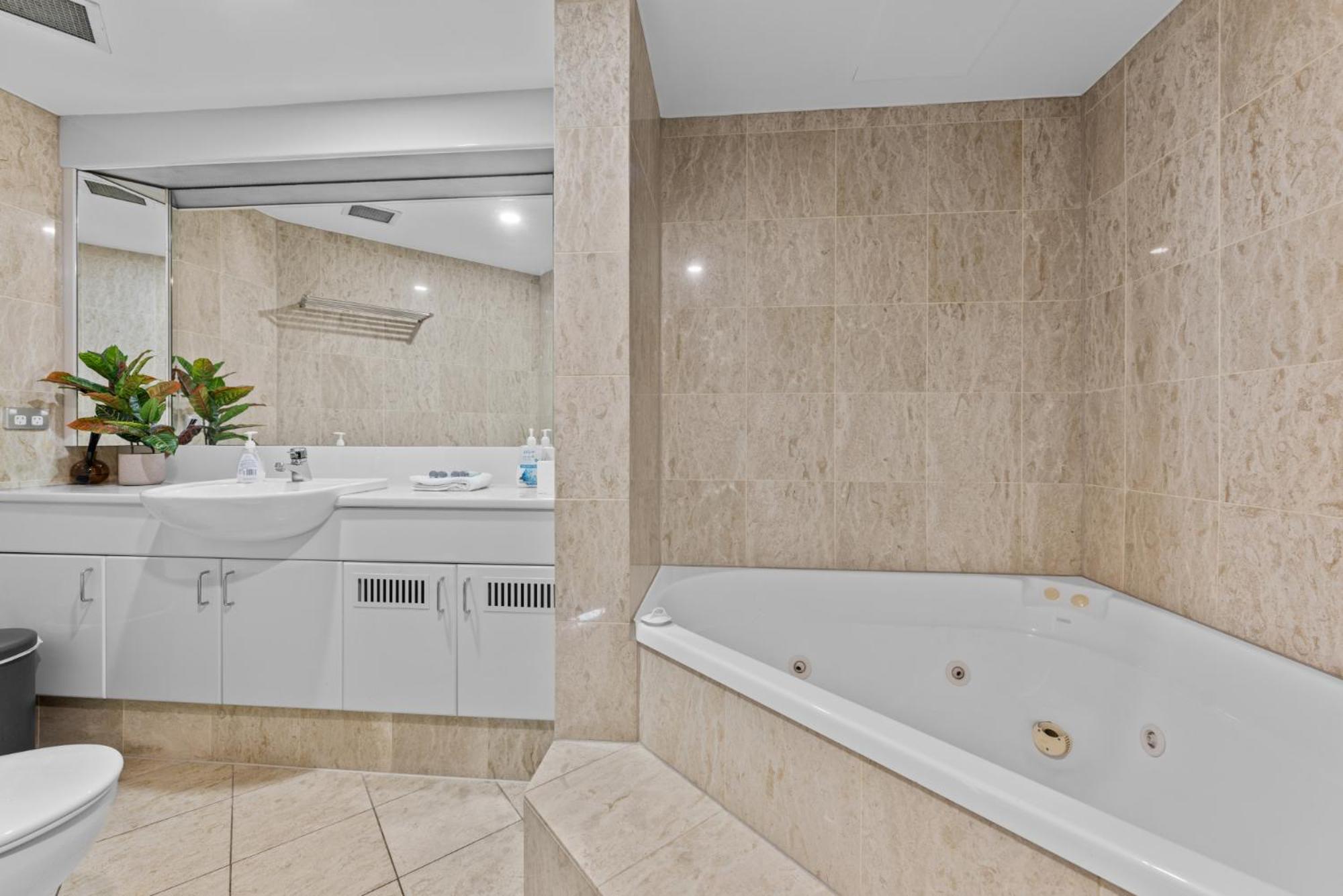 Lavish 3-bed With Wraparound Balcony And Pool Apartment Brisbane