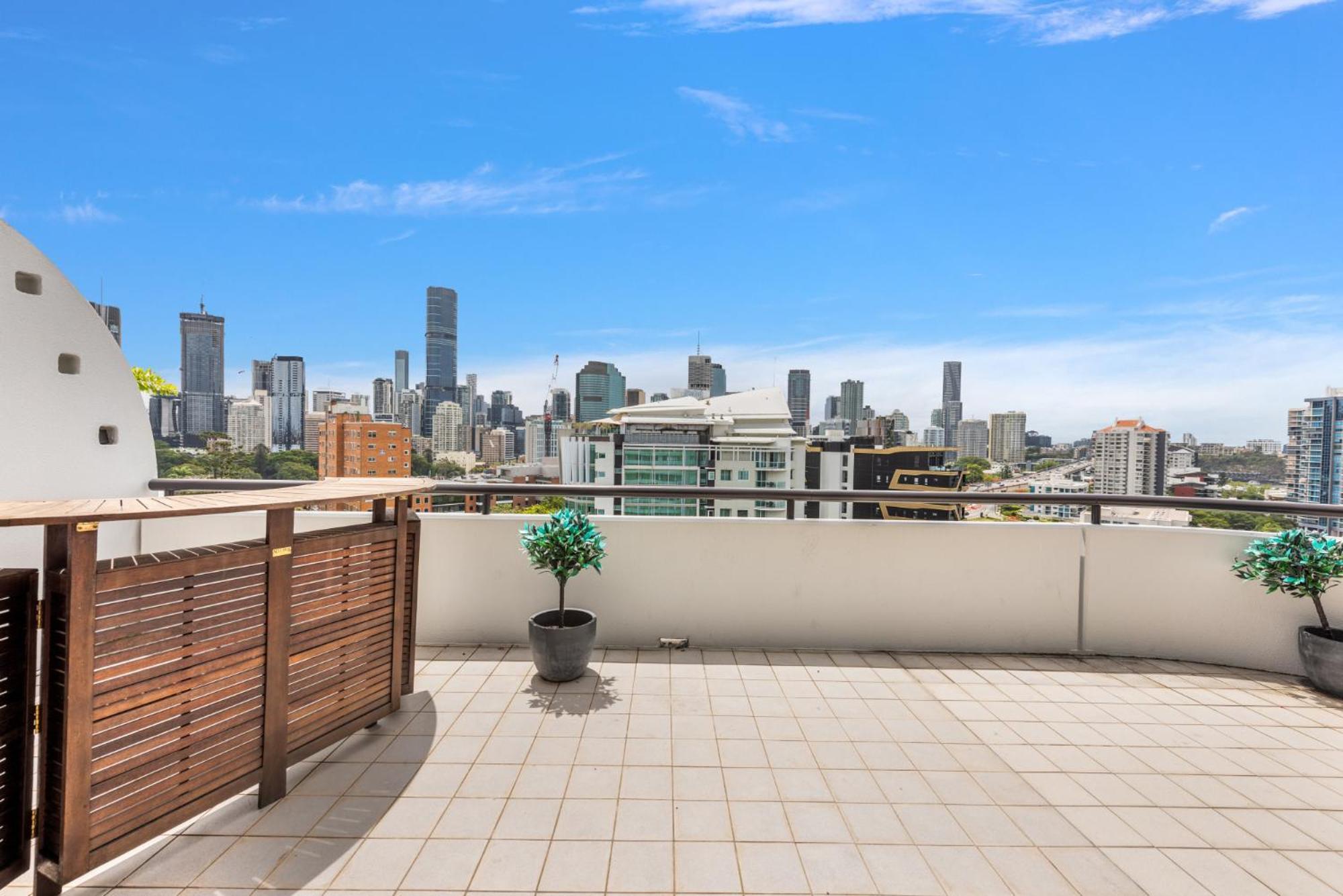 Lavish 3-bed With Wraparound Balcony And Pool *