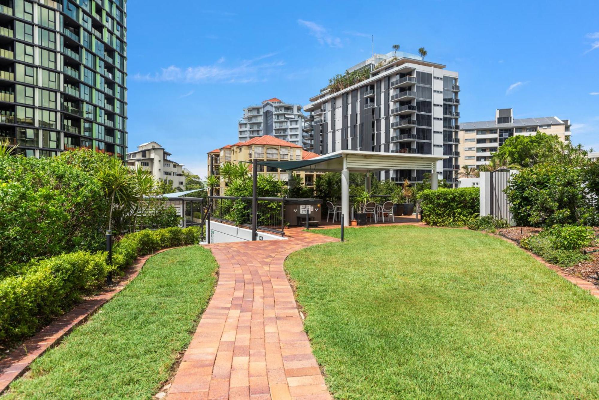 Lavish 3-bed With Wraparound Balcony And Pool Brisbane