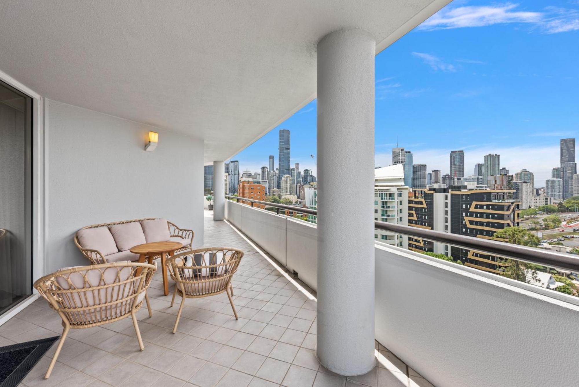 Lavish 3-bed With Wraparound Balcony And Pool * Brisbane