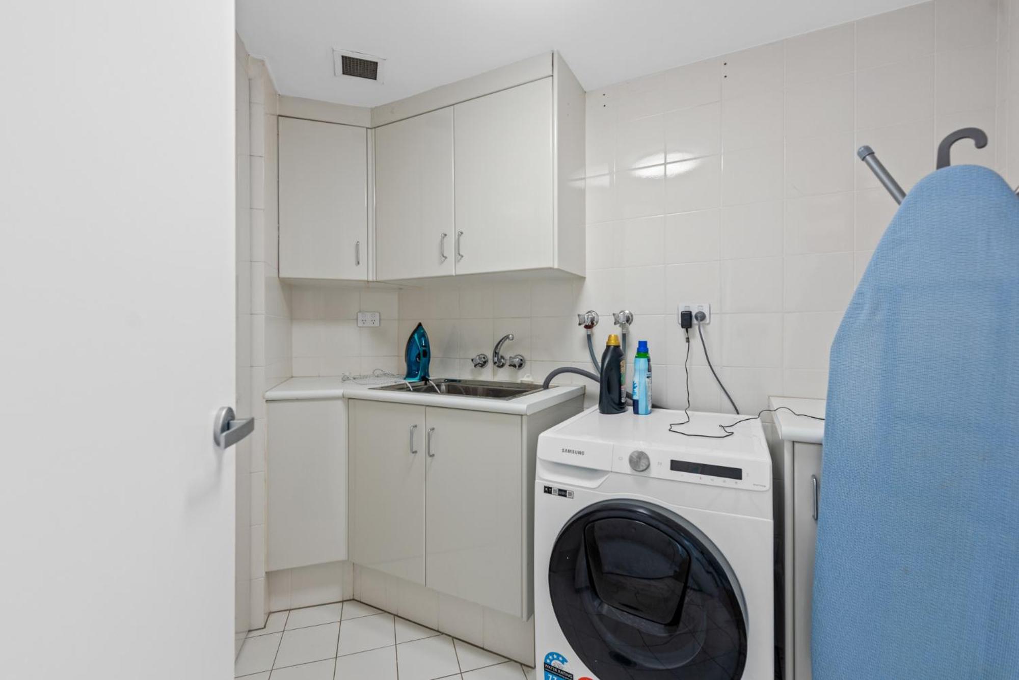 Lavish 3-bed With Wraparound Balcony And Pool