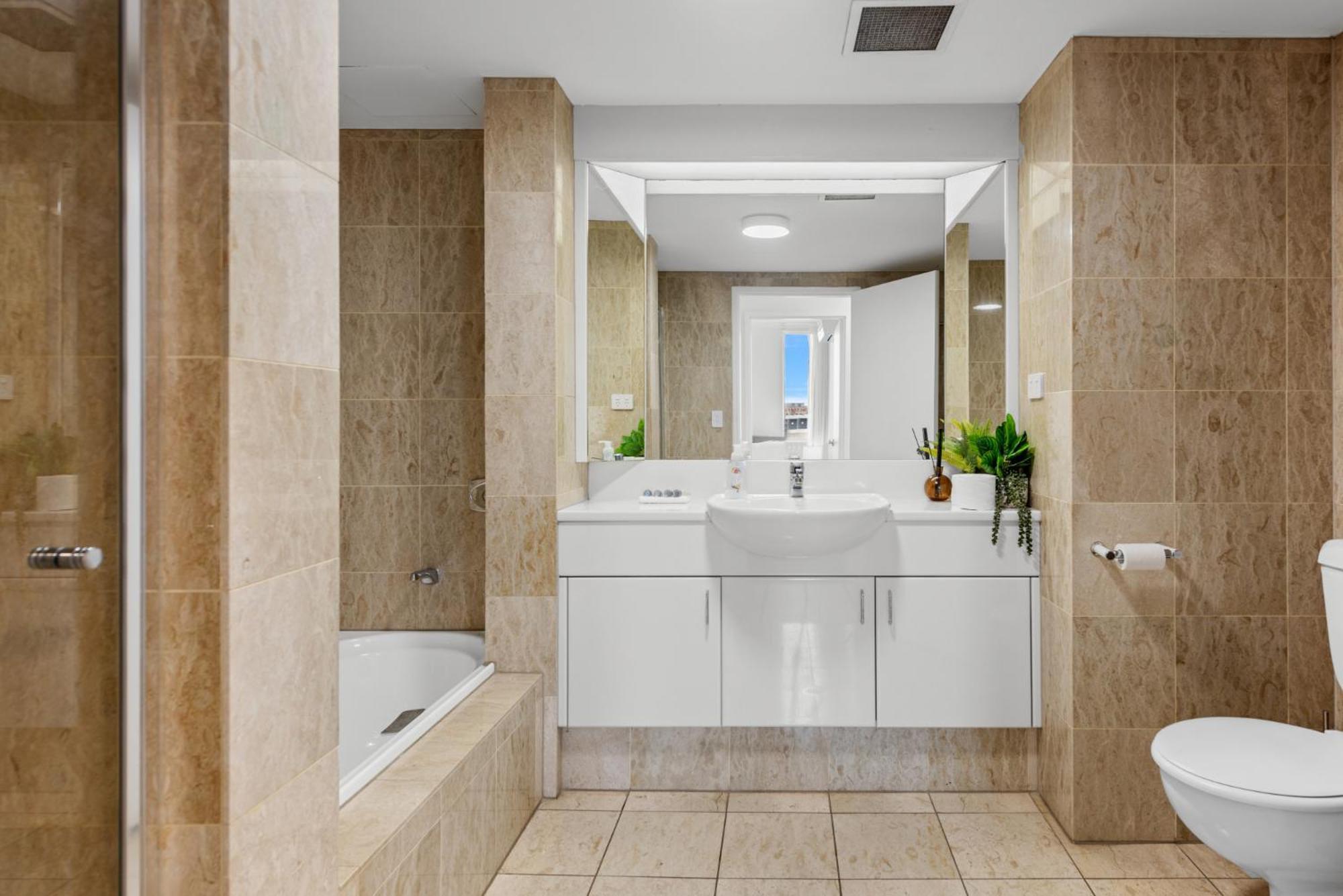 Apartment Lavish 3-bed With Wraparound Balcony And Pool