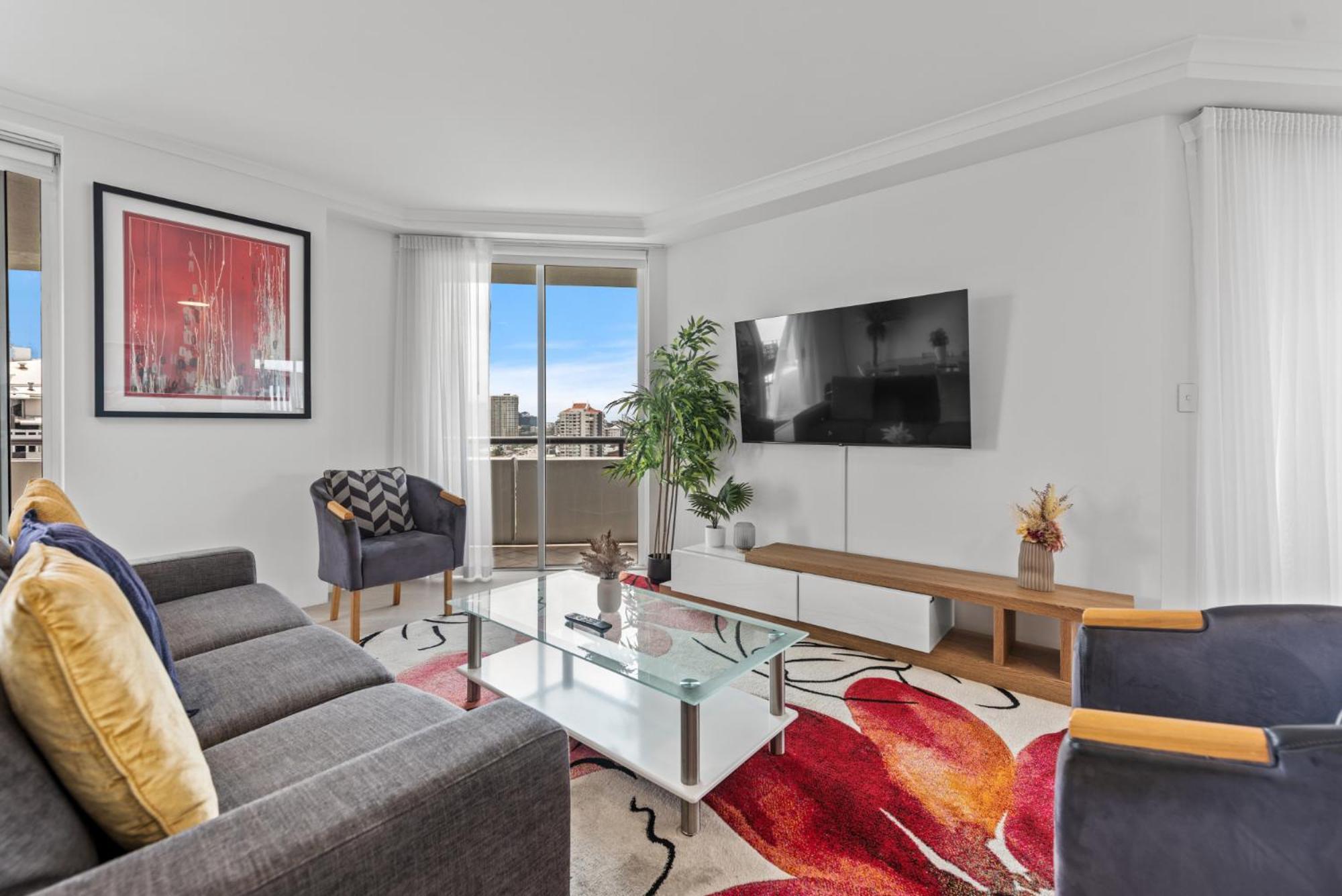 Lavish 3-bed With Wraparound Balcony And Pool Apartment *