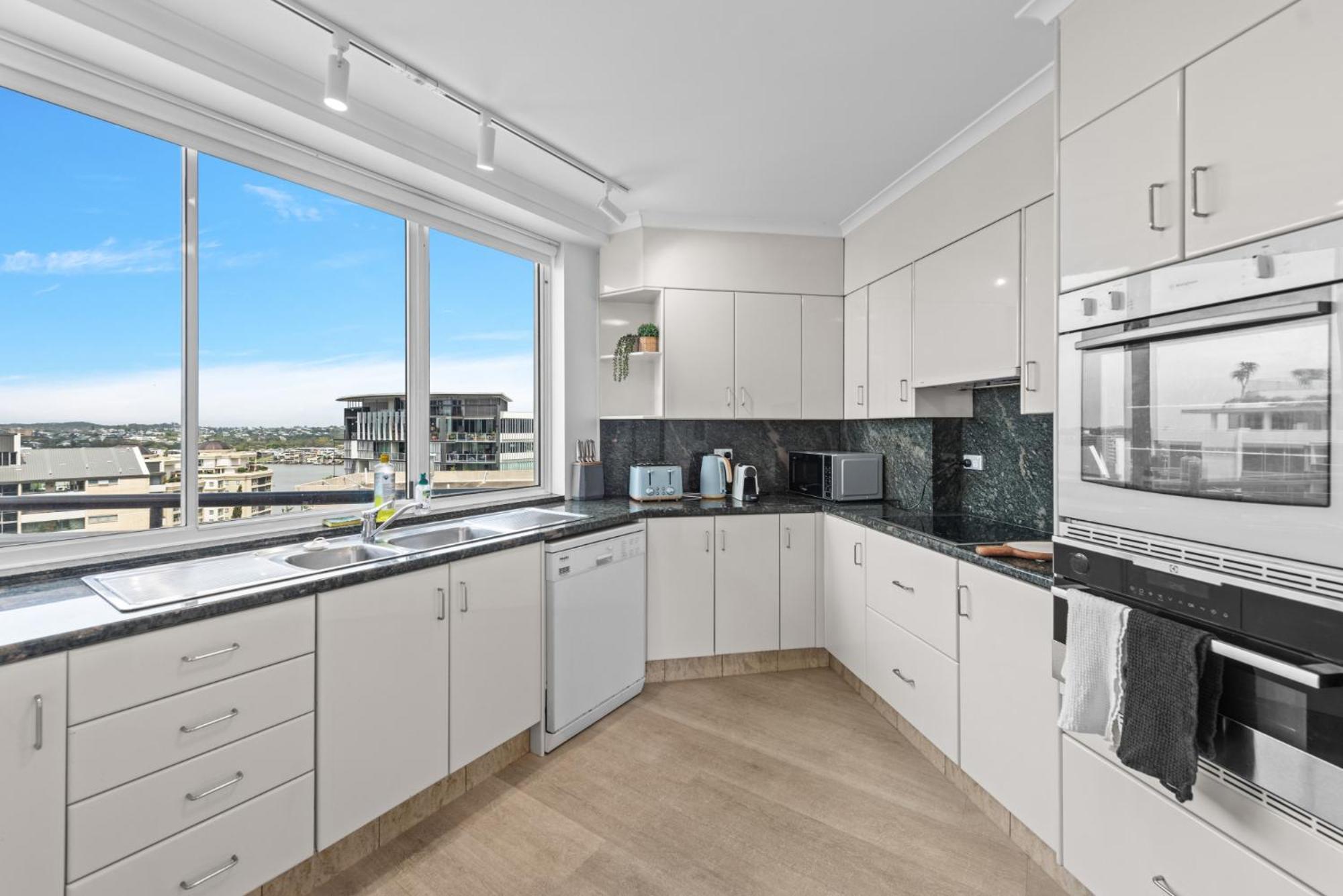 Lavish 3-bed With Wraparound Balcony And Pool *