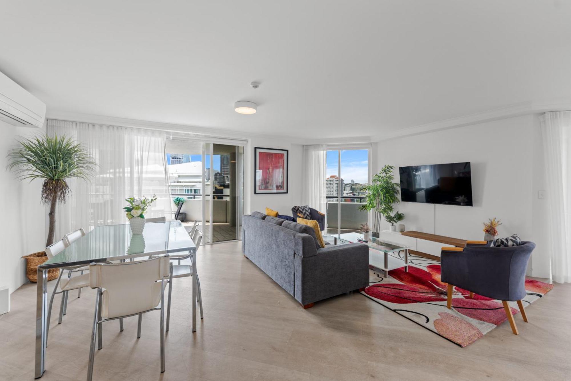 Lavish 3-bed With Wraparound Balcony And Pool * Brisbane