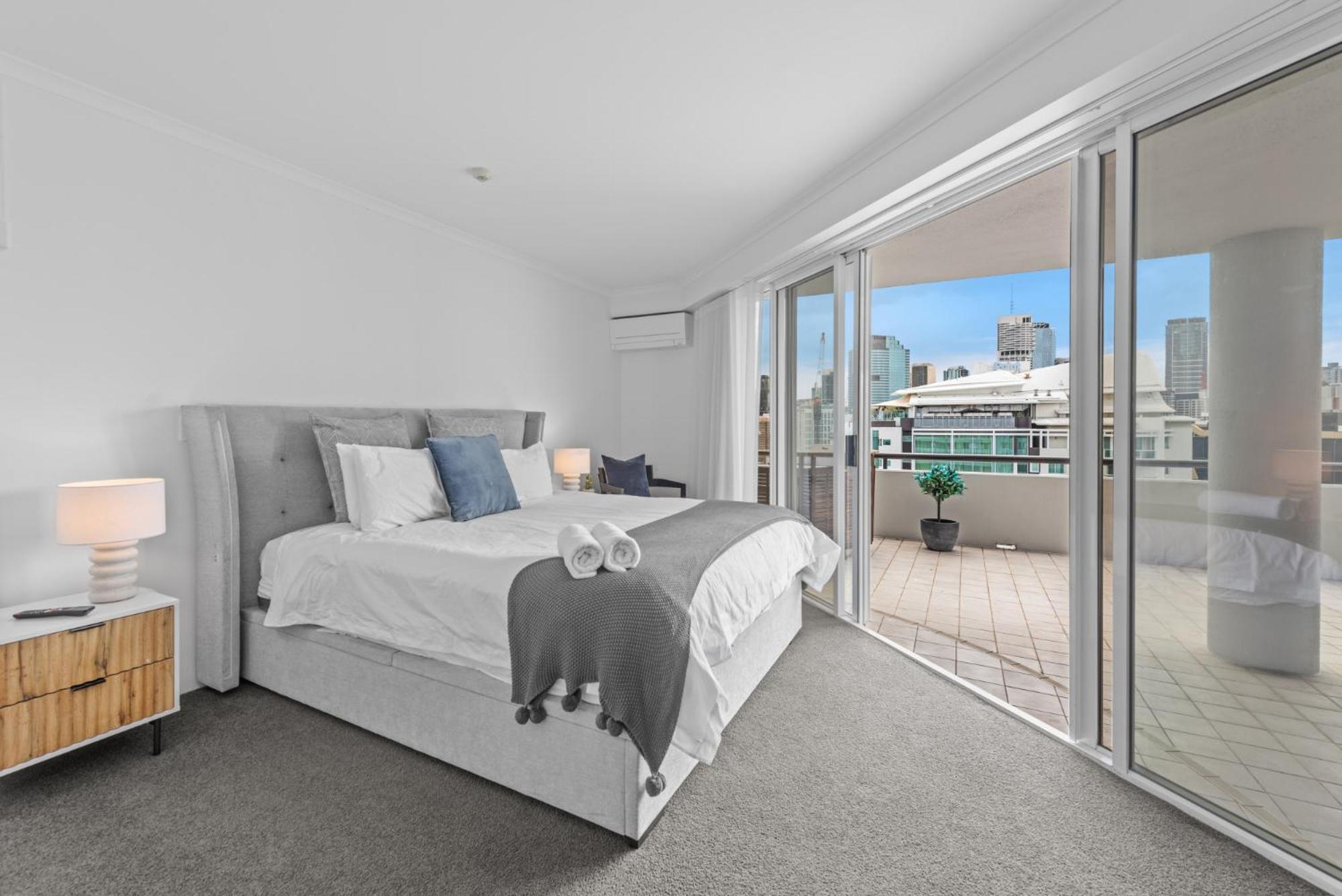 Apartment Lavish 3-bed With Wraparound Balcony And Pool