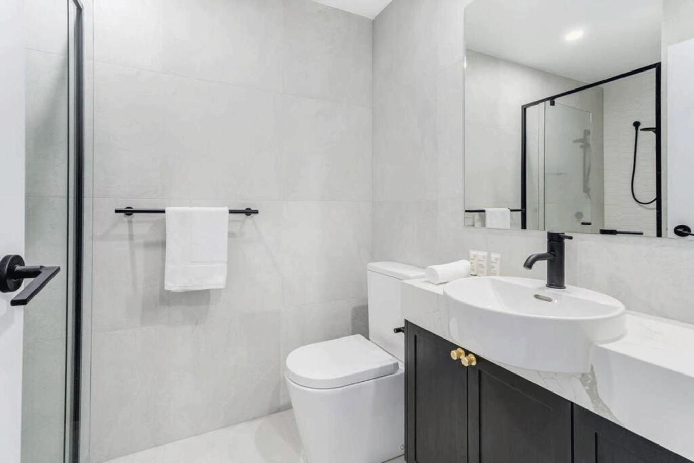 Modern 2-bed 2-bath - Walk To Hospital & Westfield