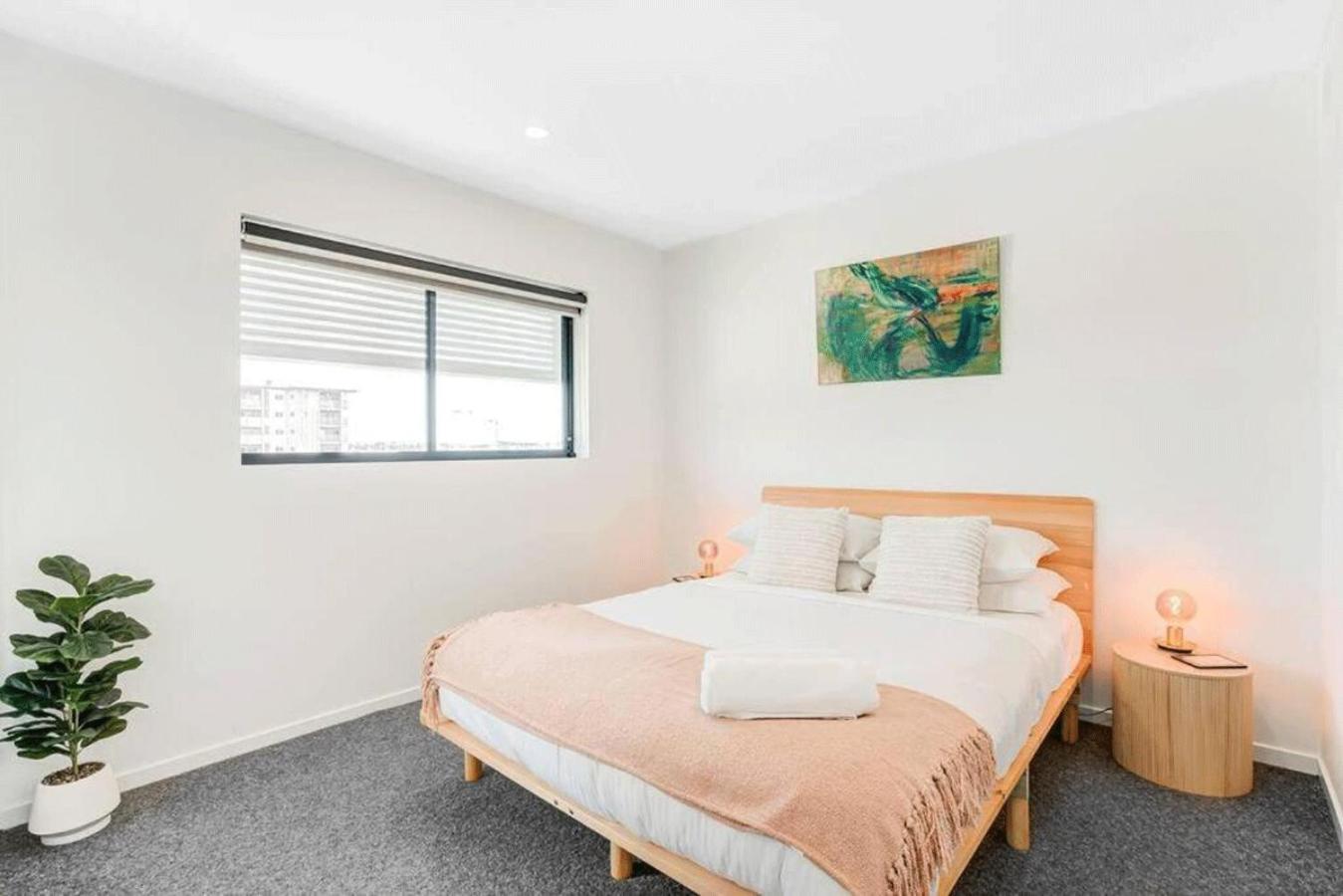 Modern 2-bed 2-bath - Walk To Hospital & Westfield Brisbane